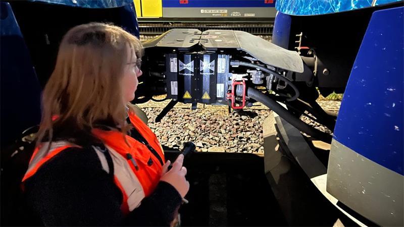 Bevor der erste Zug fährt: EVB-Lokführerin startet um 3 Uhr morgens Andrea Gruhlke kontrolliert die Kopplungsstelle zwischen den Fahrzeugen.