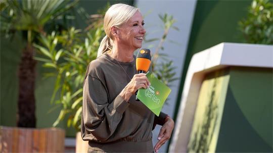 Andrea Kiewel moderiert den ZDF-Fernsehgarten in Bremerhaven.