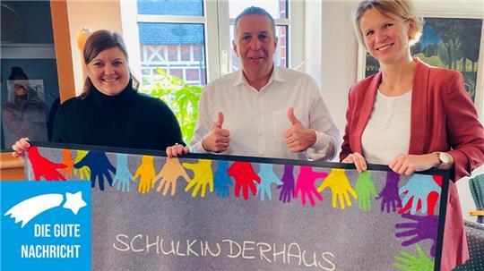 Andrea Leuchtenberger, Samtgemeindebürgermeister Timo Gerke, Kristina Puls (von links) bei der Vertragsunterzeichnung für den Fortbestand des Schulkinderhauses.