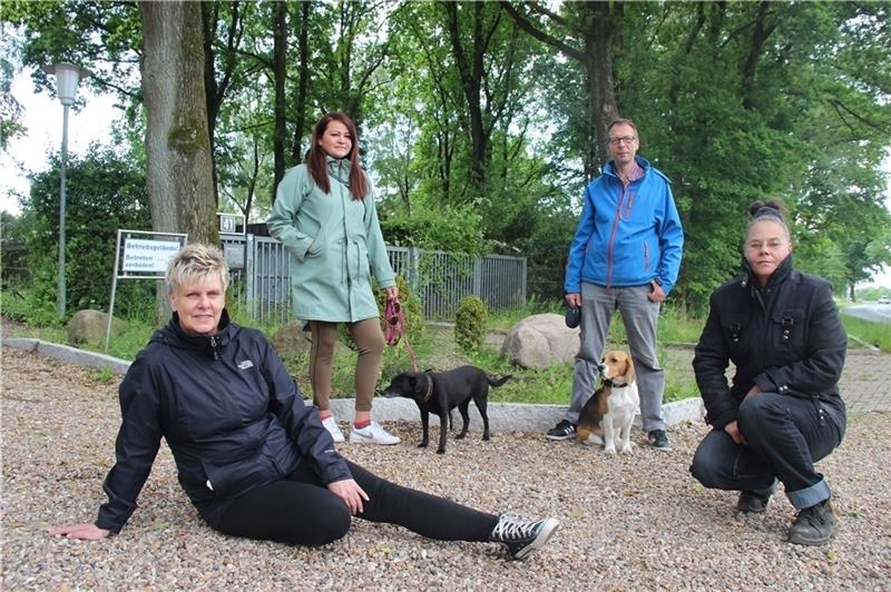 Andrea Polat (von links), Monique Knöbl mit „Jette“, Ralph Siegfried mit „Bruno“ und Sandra Glässner von der frisch formierten Tier- und Umweltschutzgruppe Hilf der Welt (HDW) wollen sich dafür einsetzen, dass der Nato-Drahtzaun rund ums Ex