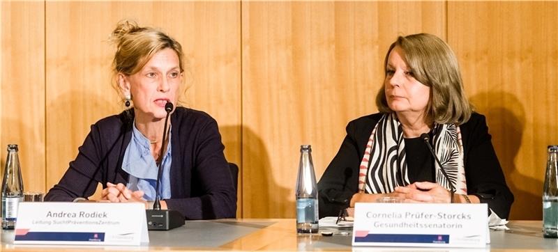 Andrea Rodiek (l), Leiterin des SuchtPräventionsZentrums (SPZ), und Cornelia Prüfer-Storcks (SPD), Gesundheitssenatorin, präsentieren die Ergebnisse einer Schüler-Befragung . Foto: Scholz/dpa