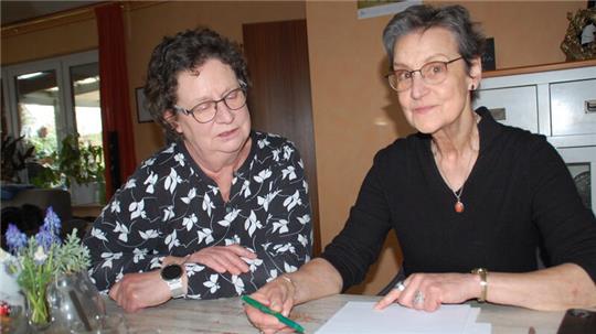 Andrea Venzke (links) und Felicitas Hübner vom SoVD Apensen machen Pläne für neue Aktivitäten.