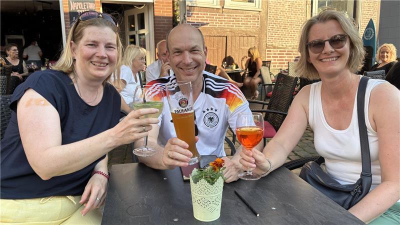 Altstadtfest Stade: So ging’s am Samstagabend in die heiße Phase Andrea (links) und Marcel aus Stade sowie Bettina aus Horneburg stimmen sich mit kühlen Getränken am Fischmarkt auf den Fußballabend ein.