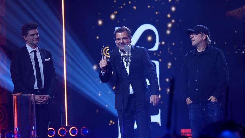 Andreas Altenburg vom Sender NDR 2 bekommt den Deutschen Radiopreis 2026 in der Kategorie „Bestes Entertainment“ für den fiktionalen Comedy-Podcast „Barmbek Bump – Prange vs. Rohde“