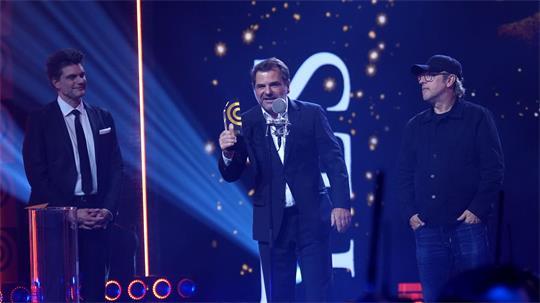Andreas Altenburg vom Sender NDR 2 bekommt den Deutschen Radiopreis 2026 in der Kategorie „Bestes Entertainment“ für den fiktionalen Comedy-Podcast „Barmbek Bump – Prange vs. Rohde“