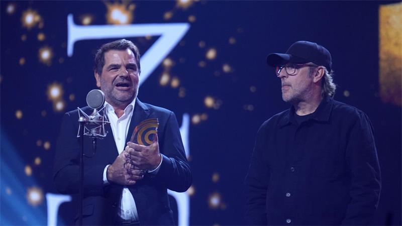 Radiopreise für 1Live, NDR 2, Deutschlandfunk Nova und mehr Andreas Altenburg vom Sender NDR 2 steht neben Bjarne Mädel bei der Verleihung des Deutschen Radiopreises