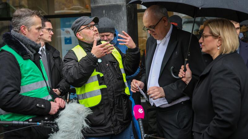Protestgruppe blockiert Druckerei des Axel-Springer-Verlags - Leser im Kreis Stade betroffen Andreas Bovenschulte (SPD, 2. v. r.), Präsident des Bremer Senats und Bürgermeister, und die saarländische Ministerpräsidentin Anke Rehlinger (SPD, r.) sprechen auf ihrem Weg zur 480. Schaffermahlzeit im Bremer Rathaus bei einem Protest von Landwirten mit Christoph Klomburg (l.) vom Landvolk Mittelweser und Christian Kluge vom Bremer Bauernverband (2. v. l.).