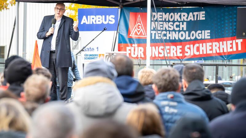 Airbus-Beschäftigte fordern Investitionen in deutsche Rüstungsgüter Andreas Bovenschulte (SPD), Bürgermeister von Bremen, spricht bei einer Demonstration der IG Metall Bremen vor dem Airbus Werk.