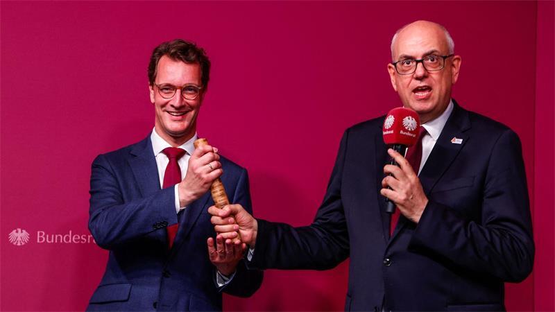 Andreas Bovenschulte (SPD, r) übergab den Staffelstab an Hendrik Wüst (CDU).