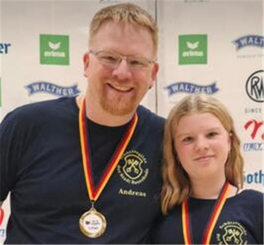 Andreas Brünkmann und seine Tochter Ziva mit ihren Goldmedaillen.