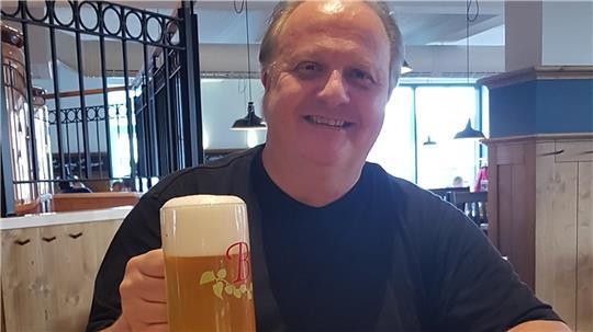 Andreas Christiani genießt nach getaner Arbeit sein hergestelltes, frisch gezapftes Craftbeer. 