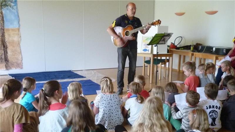 Vom Postboten zum Diakon in Drochtersen: Gott zeigte ihm den Weg Andreas Cohrs hat auch mit den Kleinsten gesungen.