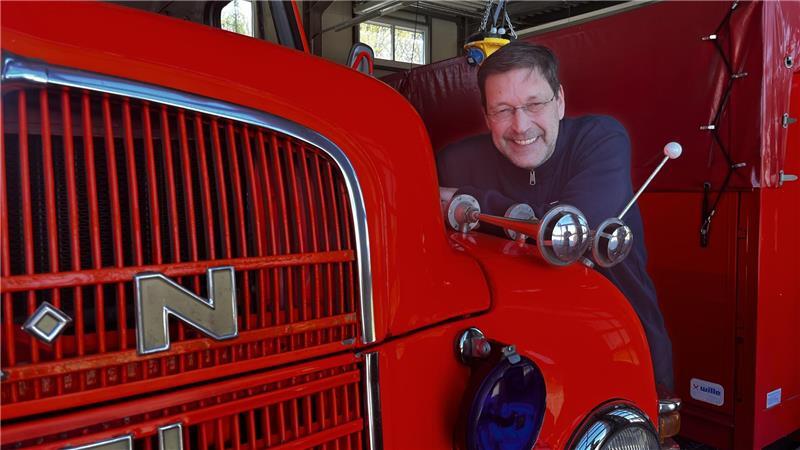 Andreas Dankert lehnt am TLF16: Bützfleths Bürgermeister Nico Dreyer taufte es 1971 auf den Namen "Jan Dankert" - zu Ehren von Dankerts Großvater, der 26 Jahre lang Gemeindebrandmeister von Bützfleth war.