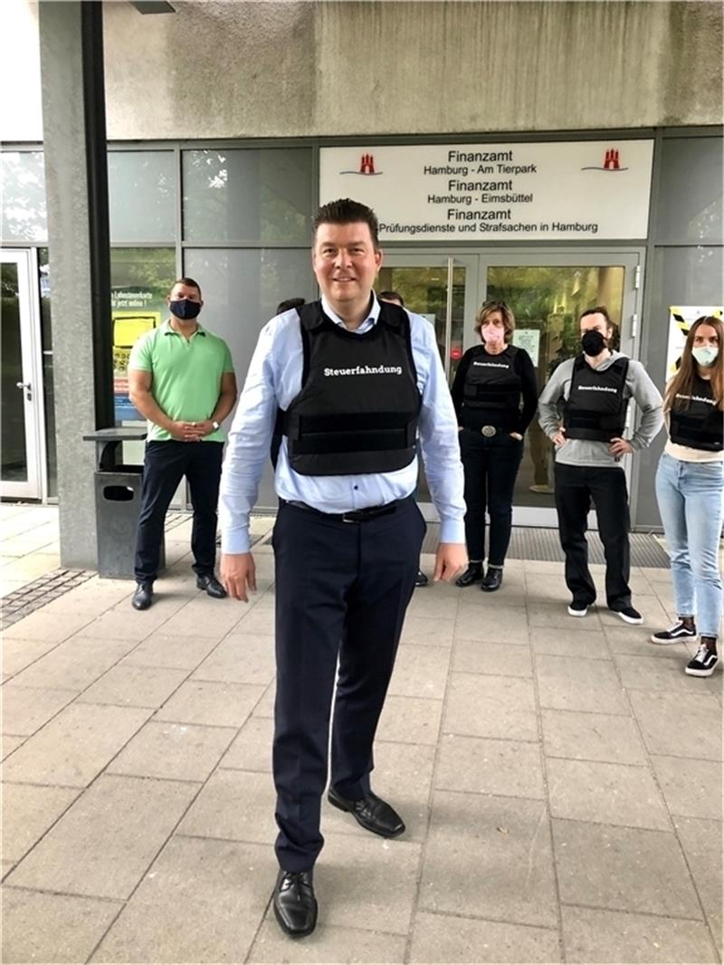 Andreas Dressel (SPD), Finanzsenator von Hamburg, trägt eine Schutzweste mit der Aufschrift „Steuerfahndung“. Foto: ---/Finanzbehörde Hamburg/dpa