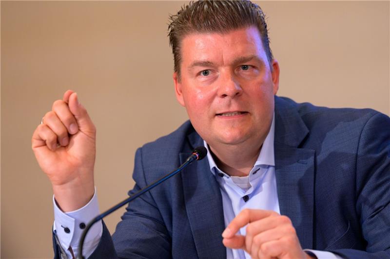 Kostenlose HVV-Tickets für Schüler sollen 2024 kommen Andreas Dressel (SPD), Senator für Finanzen in Hamburg, spricht.