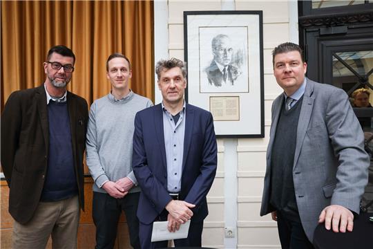 Andreas Dressel (SPD, r-l), Senator für Finanzen in Hamburg, Oliver von Wrochem, Vorstand Stiftung Hamburger Gedenkstätten und Lernorte, Lennart Onken, Stiftung Hamburger Gedenkstätten, und Jaromir Dittmann-Balcar, Historiker und Projektmitarbeiter, nehmen an einer Pressekonferenz zum Start des Forschungs- und Ausstellungsprojekts "Ausgeraubt vor der Deportation. NS-Verfolgte im Fokus der Hamburger Finanzverwaltung" teil. Foto: Christian Charisius/dpa