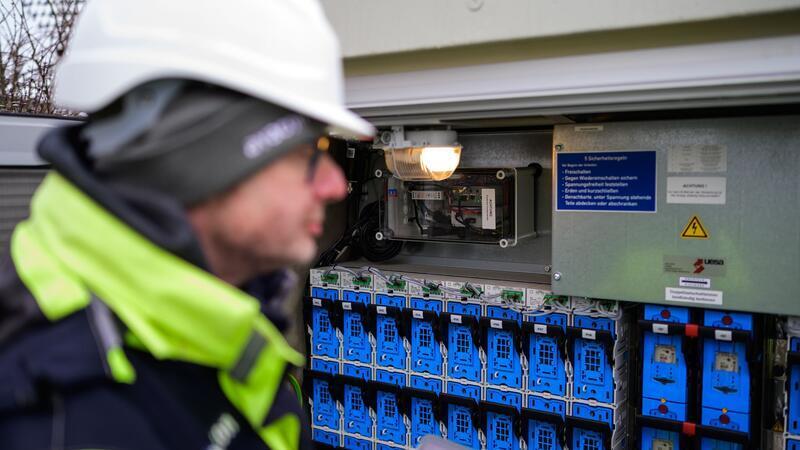Andreas Formann, Mitarbeiter der Avacon Netz GmbH, blickt in eine Ortsnetzstation, die bereits digitalisiert wurde.