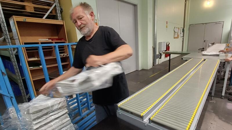 Andreas Greibaum bestückt den Rollwagen mit den verpackten Exemplaren.