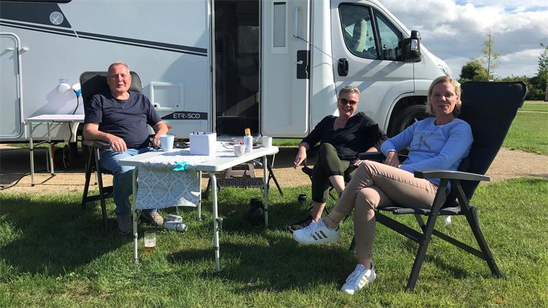 Andreas Grell, Silke Gress und Kristina Schindhelm (von links) genießen die Ruhe auf dem Wohnmobilstellplatz in Krummendeich.