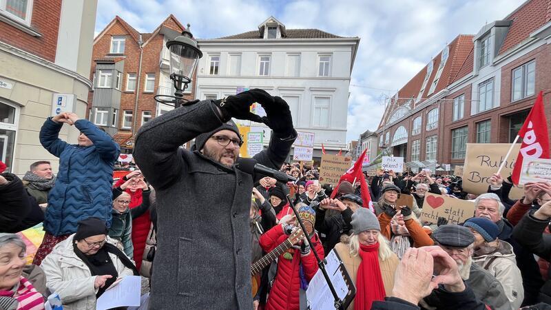 „Entlarven und zurückzudrängen“: So will sich Buxtehude gegen Rechtsextreme wehren Andreas Gubernatis "zeigt" Herz auf der großen Kundgebung in Buxtehude.