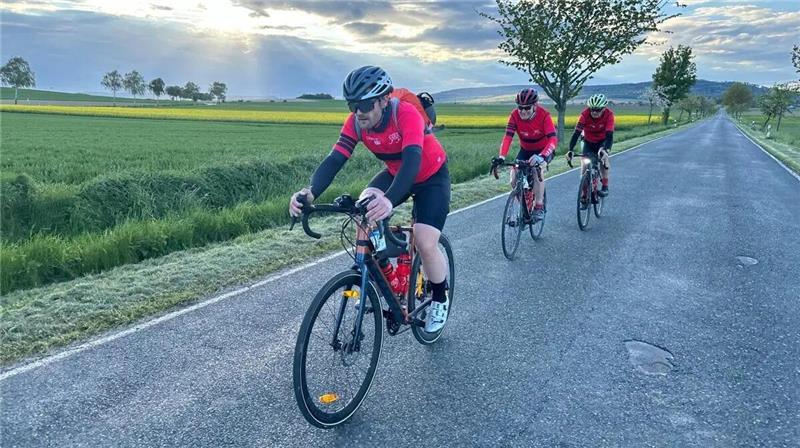 Andreas Hanigk, Volker Luga und Jens Lorenz Dethlefs (von links) vom Ollanner Radteam bei einer ihrer letztjährigen Touren.