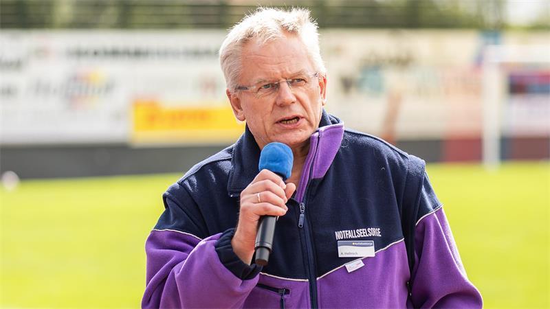 Die Fußballer haben die Opfer der Gewalttat in Stade nicht vergessen Andreas Hellmich leitete den Einsatz der Notfallseelsorger nach der Gewalttat in Stade am 29. Juni.