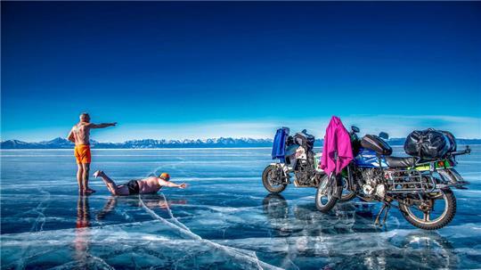 Andreas Hülsmann erzählt auf der Greundiek von seiner Winterreise mit dem Motorrad.