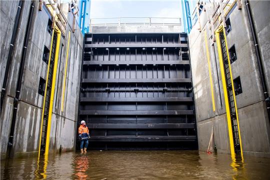 Andreas Kosch, Projektleiter, steht in der Hadelner Kanalschleuse. Der Neubau der Schleuse steht nach rund vier Jahren vor dem Abschluss. Es ist eines der größten Küstenschutzprojekte in Niedersachsen. Foto: Sina Schuldt/dpa