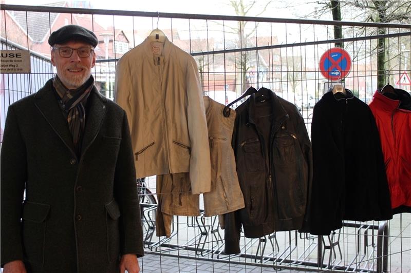 Andreas Leschke am Spendenzaun, den er initiiert hat. In den letzten Wochen hingen immer einige gespendete Jacken dort. Foto: Frank