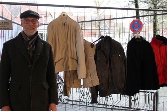 Andreas Leschke am Spendenzaun, den er initiiert hat. In den letzten Wochen hingen immer einige gespendete Jacken dort. Foto: Frank