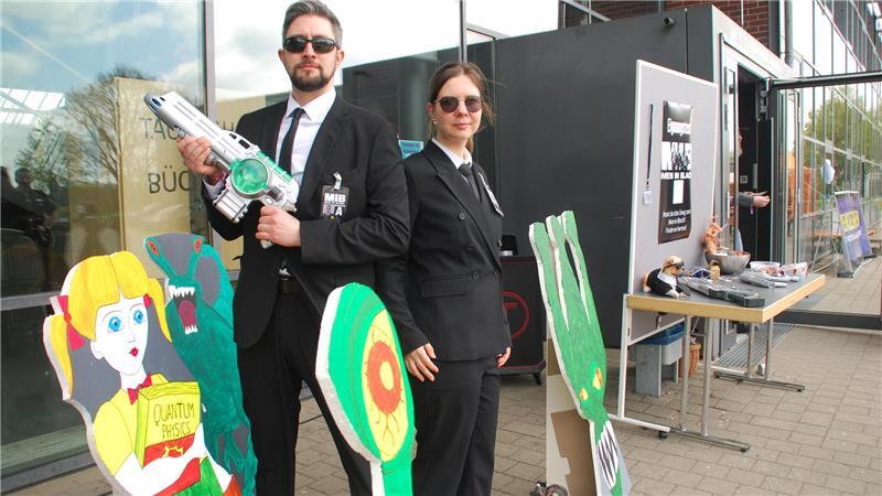 Andreas Milde und Franziska Günther aus Schwerin traten als Men-in-Black-Duo an.