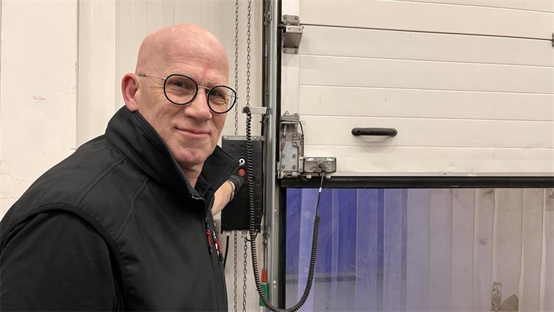 Die EGV in Mittelsdorf - der vielleicht größte Kühlschrank im Kreis Stade Andreas Morawietz schließt per Knopfdruck die „Kühlschranktür“. Damit fährt er das Tor zwischen Halle und abgeschlossener Lkw-Ladezone herunter.