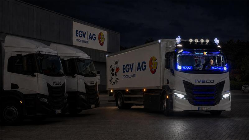 Die EGV in Mittelsdorf - der vielleicht größte Kühlschrank im Kreis Stade Andreas Morwietz fährt mit seinem Lkw vom Gelände der EGV in Mittelsdorf.