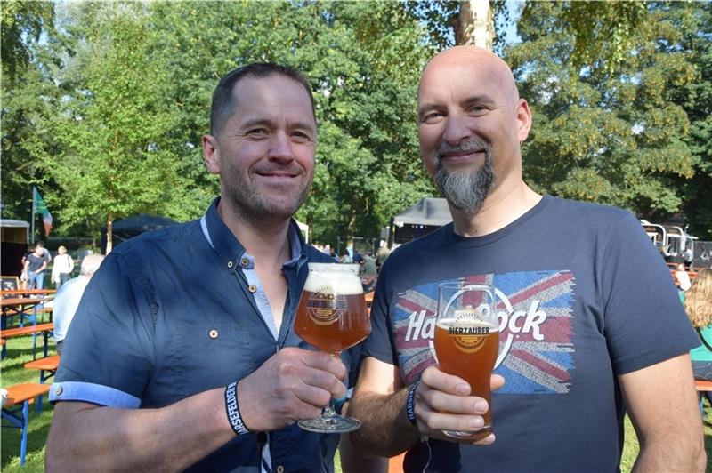 Andreas Mueller (links) mag klassisches Bier, Thorsten Kück ist experimentierfreudig. Fotos: Sulzyc