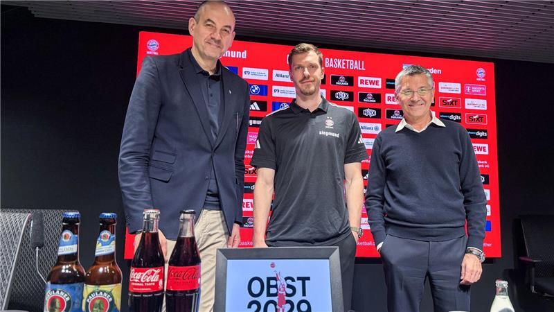 Andreas Obst (Mitte) nach seiner Vertragsverlängerung mit Bayern-Sportchef Dragan Tarlac (links) und Präsident Herbert Hainer.