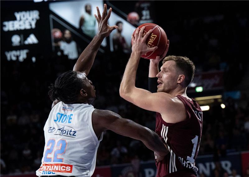 EWE Baskets Oldenburg gelingt Überraschung gegen Bayern Andreas Obst (r) von München und Johnathan Stove von Weißenfels kämpfen um den Ball.