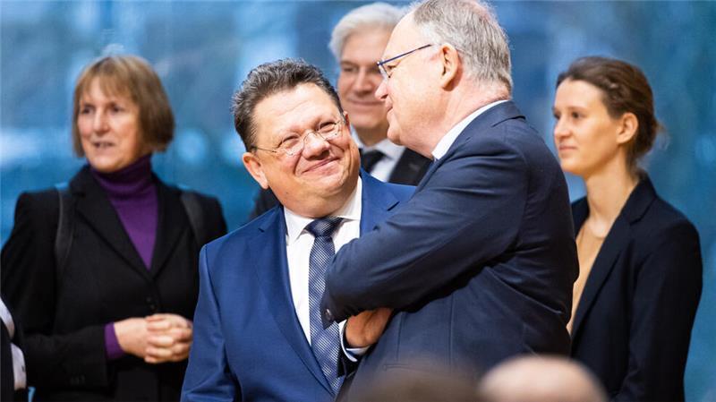 Andreas Philippi (SPD, Zweiter von links, Gesundheitsminister Niedersachsen) und Stephan Weil (SPD, Ministerpräsident Niedersachsen) kommen im Januar beide nach Stade.