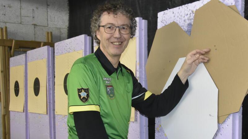 Andreas Raht kontrolliert sein Ergebnis: Sein Schießsport braucht Konzentration und eine perfekte Taktik.