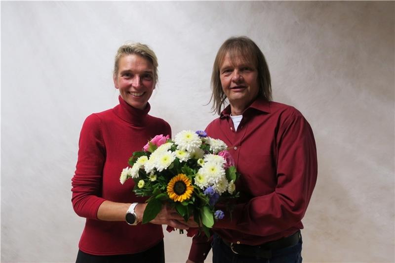 Andreas Rakowski , Vorsitzender des Ortsvereins Seevetal, Heimatortsverein von Svenja Stadler , gratuliert der Wahlsiegerin. Foto: Büro Stadler