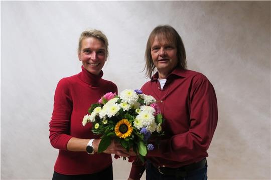 Andreas Rakowski , Vorsitzender des Ortsvereins Seevetal, Heimatortsverein von Svenja Stadler , gratuliert der Wahlsiegerin. Foto: Büro Stadler