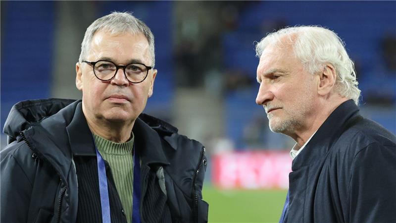 Andreas Rettig (l.) und Rudi Völler (r.) stehen vor einem Länderspiel auf dem Platz (Archivbild)