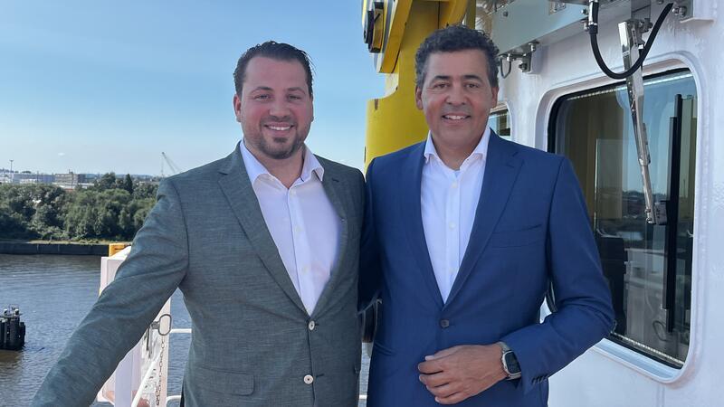 Das modernste Schwergutschiff der Welt: UHL Fable in Hamburg getauft Andreas Rolner, geschäftsführender Gesellschafter, mit seinem Vater, dem Firmengründer Lars Rolner.