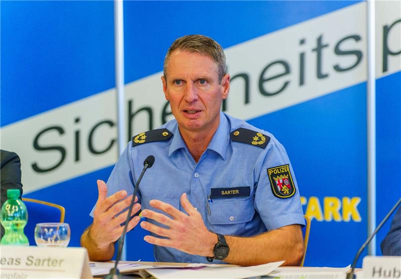 Mädchen auf Schulweg missbraucht - Behördenversagen? Andreas Sarter, Polizeivizepräsident am Polizeipräsidium Rheinpfalz, auf der Pressekonferenz: «Uns war bekannt, mit welchem Menschen wir zu tun haben.»
