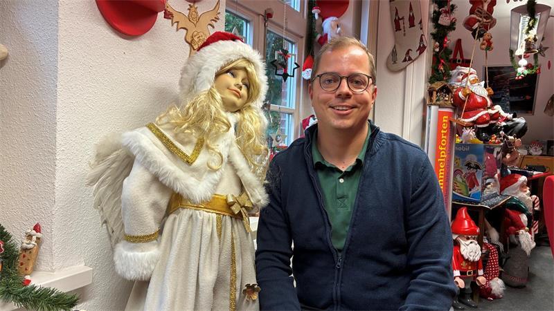 Darum beneiden die Experten der Weihnachtspost Himmelpforten Andreas Scheb vertritt als zweiter Bürgermeister zum ersten Mal die Gemeinde Himmelstadt bei Würzburg und hat einen Engel fürs Foto ausgewählt.