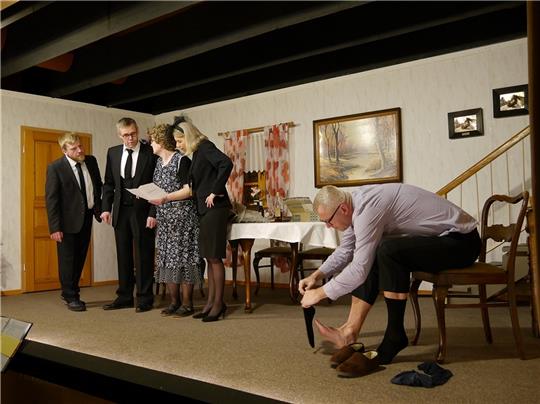 Andreas Schmitt (Jan Wolff), Vater Benno (Rolf Kammann) sowie die Schwägerinnen Elfriede (Gabi Kück) und Anneliese (Christiane Ahlf) entdecken, dass Erbonkel Hermann einen Sohn haben soll. Foto: Umland