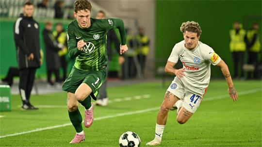 Andreas Skov Olsen (l) vom VfL Wolfsburg wechselt nach Istanbul. (Archivbild)