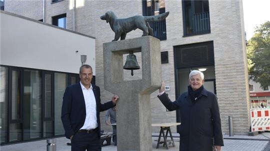 Andreas Sommer vom Vorstand der Sparkasse Harburg-Buxtehude und Michael May, Investor des neuen Sparkassengebäudes, begrüßen das Buxtehuder Wahrzeichen.