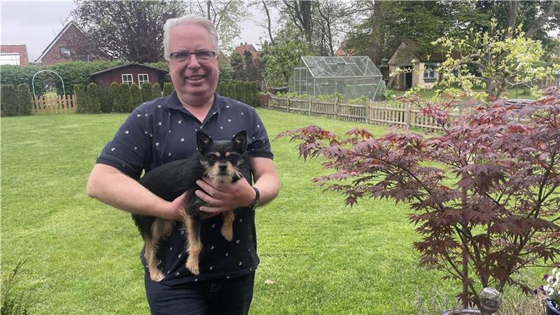 Andreas Steinkrauß vollzog mit 55 Jahren einen beruflichen Wandel. Seitdem lebt er mit seinem Partner und Hund Timmi in Blexen. 