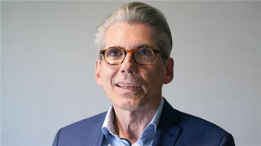 Andreas Storm, Vorstandsvorsitzender der DAK-Gesundheit, steht in der Unternehmenszentrale.