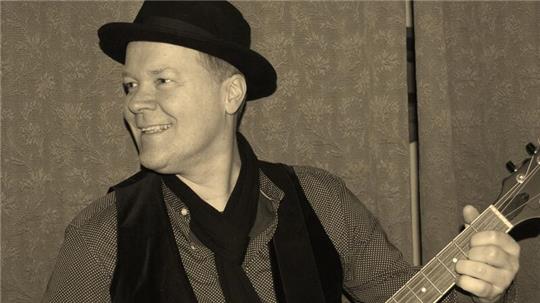 Andreas Struck tritt im Eiscafé Dante in Horneburg auf.